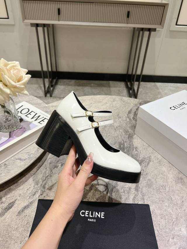 Celine 24Ss 思琳高圆圆同款鞋 超级减龄的少女款，一双过分美丽的玛丽珍鞋 穿脱很方便，柔软的漆皮面料加分时髦度，我要通过这款鞋消除漆皮在大家心里偏硬磨